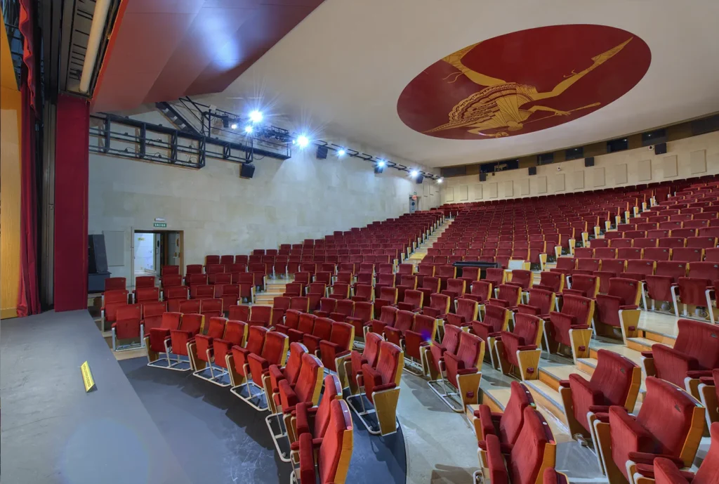 Vista lateral del auditorio con pintura en el techo de una de las salas del Palacio de Festivales